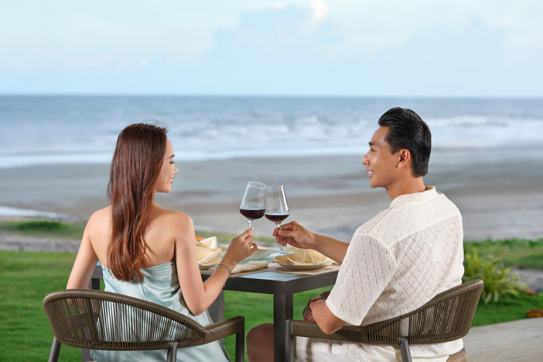 Couple Enjoy wine at Azura 
